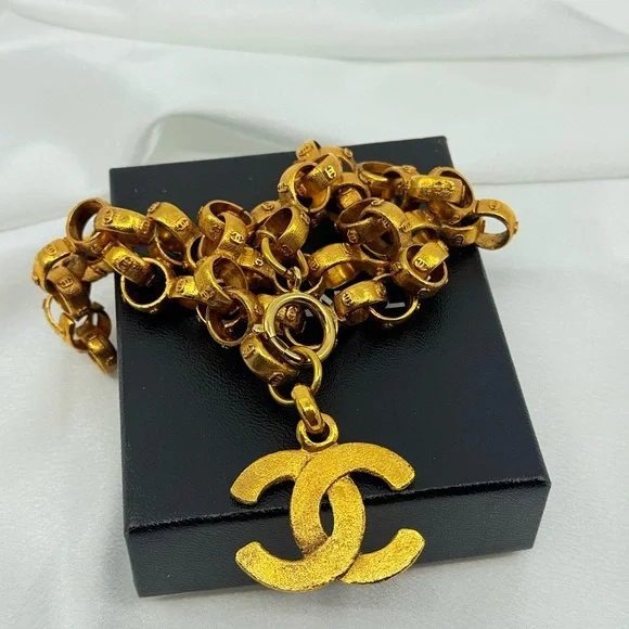 CHANEL Vintage Gold CC Chain Link Pendant Necklace - Picture 5 of 13